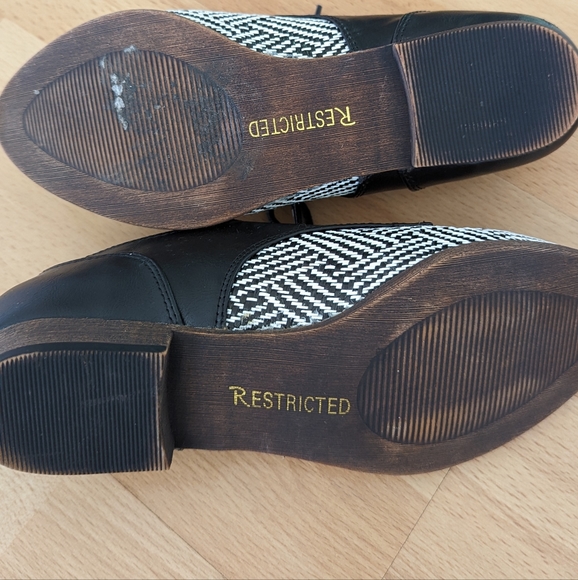 Restricted shoes - Picture 3 of 3